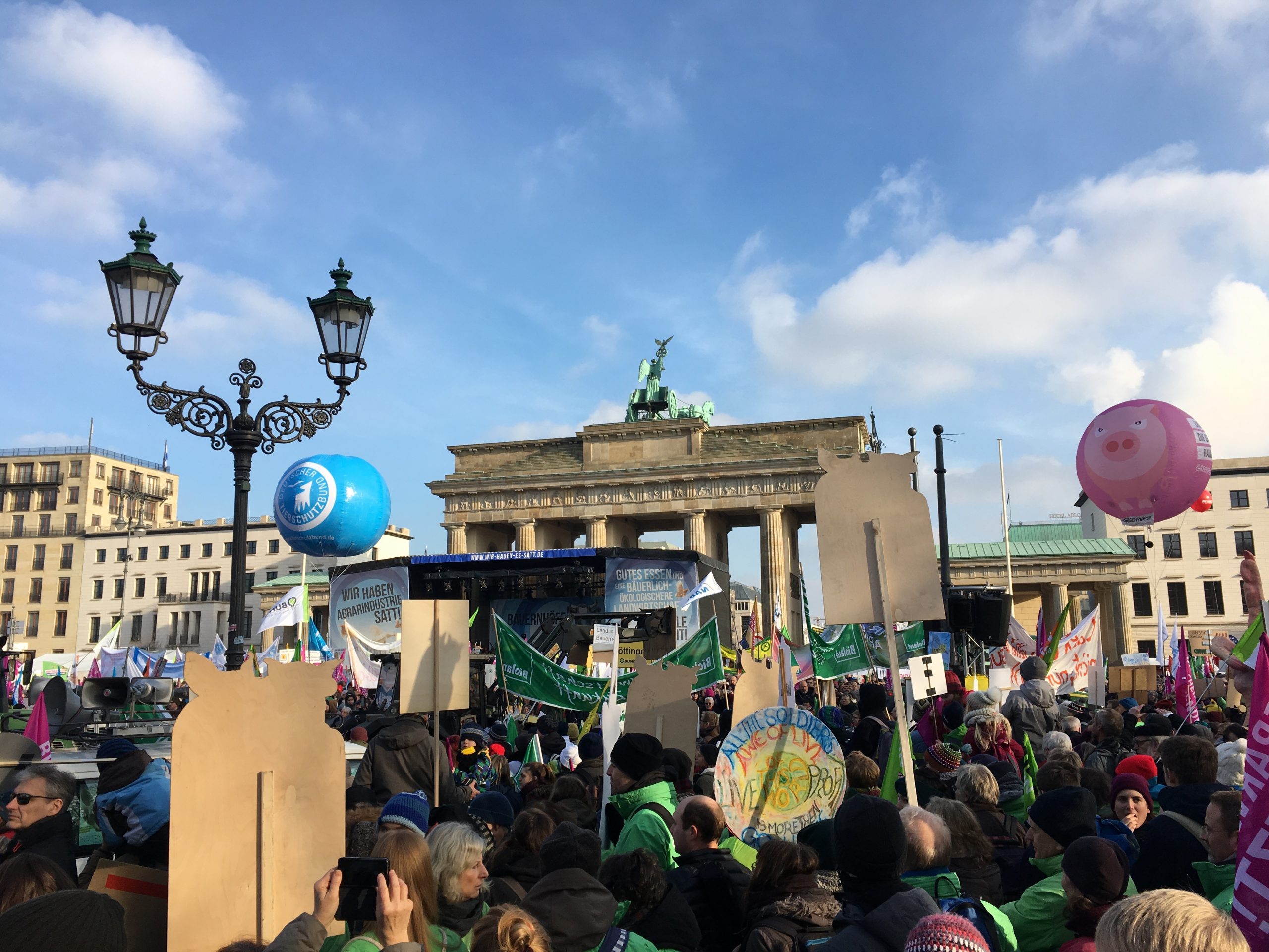 Demostart vor dem Brandenburger Tor.