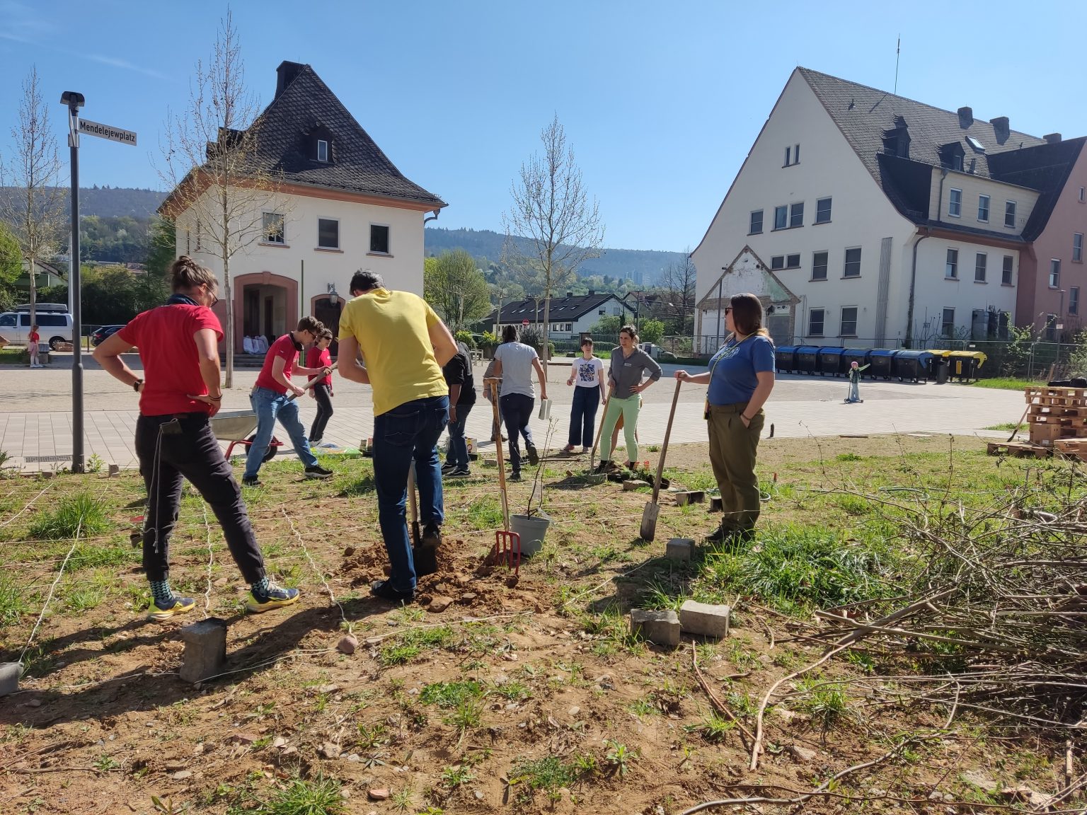 IMG_20250405_121034-1536x1152 Teilnehmender der YTC-Konferenz beim Bepflanzen einer Grünfläche